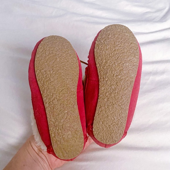 LIKE NEW Toddler Minnetonka Slippers - Picture 4 of 5